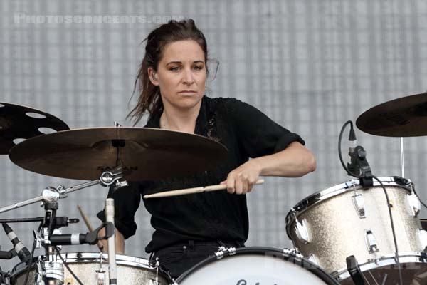 SAVAGES - 2017-07-02 - ARRAS - La Citadelle - Main Stage - Fay Milton